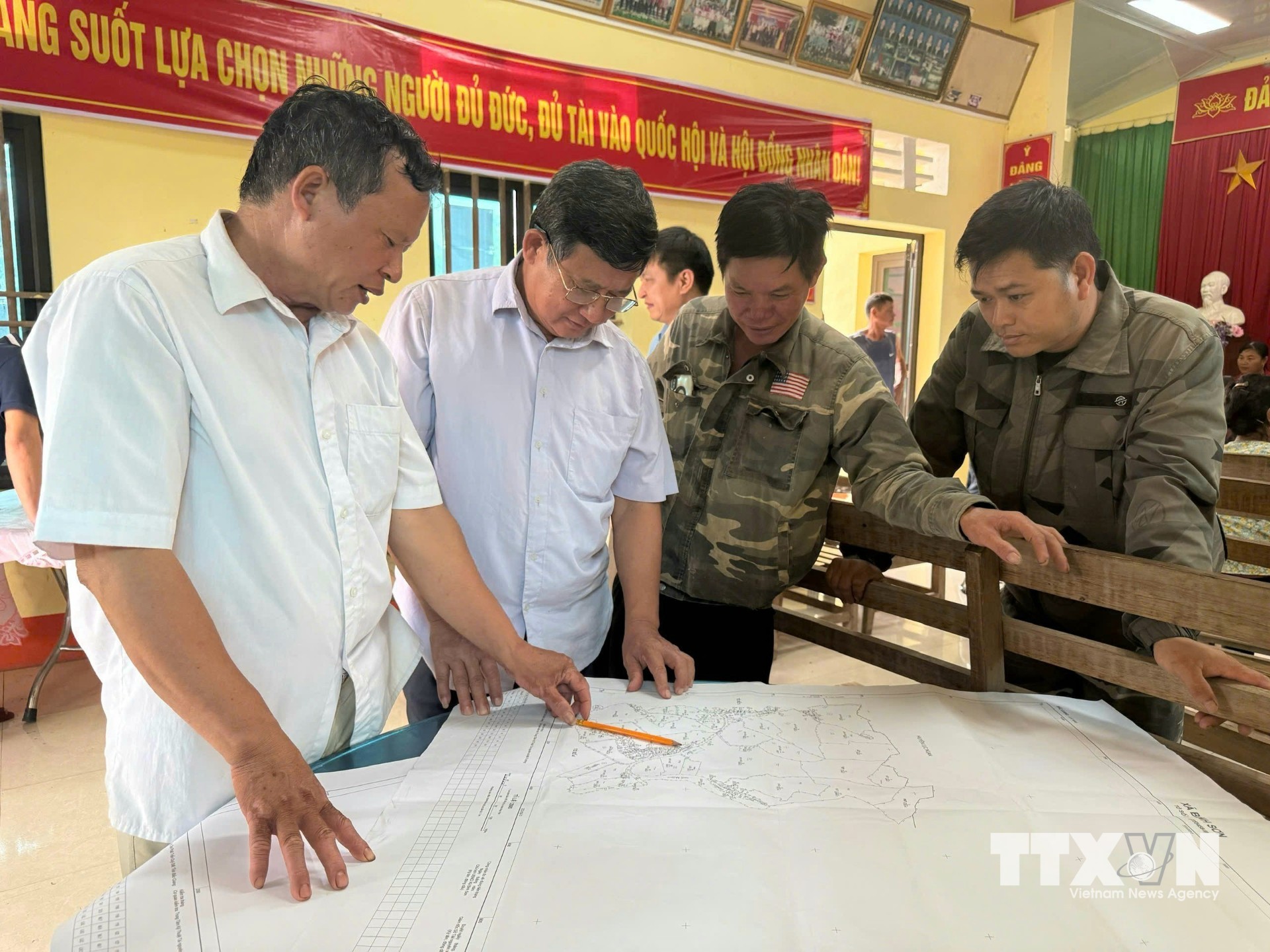 Cán bộ và người dân rà soát thông tin trên bản đồ phục vụ xây dựng cơ sở dữ liệu đất đai tại tỉnh Bắc Ninh. (Ảnh: Đồng Thúy/TTXVN)